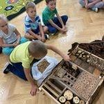 Grupa VI - Dzieci tworzą domek dla owadów