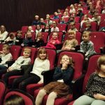 Grupa V - Dzieci na sali teatralnej