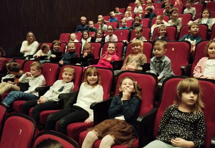 Grupa V - Dzieci na sali teatralnej