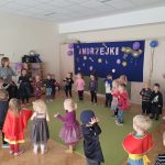 Grupa II - Dzieci tańczą kaczuszki