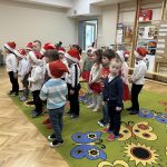 Grupa III - Dzieci śpiewają piosenkę mikołajowi
