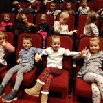 Grupa IV - Dzieci na teatralnych krzesłach