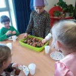 Grupa VI - Dzieci szukają wróżb w ciasteczkach