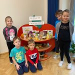 Grupa VI -Dzieci z produktami ekologicznymi przyniesionymi z domu