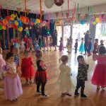 Dzieci podczas wspólnych zabaw tanecznych