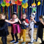 Dzieci tańczą w strojach karnawałowych