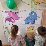 Grupa I - Dzieci układają dinozaury