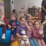 Grupa II - Dzieci oglądają bajkę z popcornem