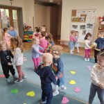 Grupa II - Dzieci tańczą wśród serc
