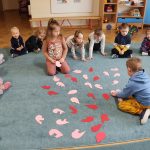 Grupa II - Dzieci układają sercowe puzzle