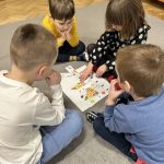 Grupa III - Dzieci układają puzzle