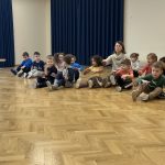 Grupa III - Pani ćwiczy z dziećmi w siadzie