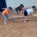 Grupa III - Dzieci przeskakują ławkę