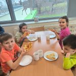 Grupa V- Dzieci kosztują zrobioną pizze