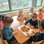Grupa V- Dzieci smarują spód pizzy sosem
