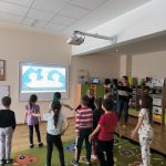 Grupa V - Dzieci tańczą do piosenki