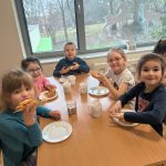 Grupa V - Dzieci zajadają pyszną pizze