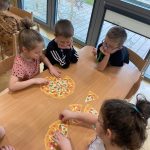 Grupa VI - Dzieci układają pizze z kawałków