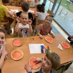 Grupa VI - Dzieci wykonują pracę plastyczną z okazji dnia pizzy