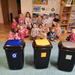 Grupa II - Dzieci poznają kolory pojemników na odpady