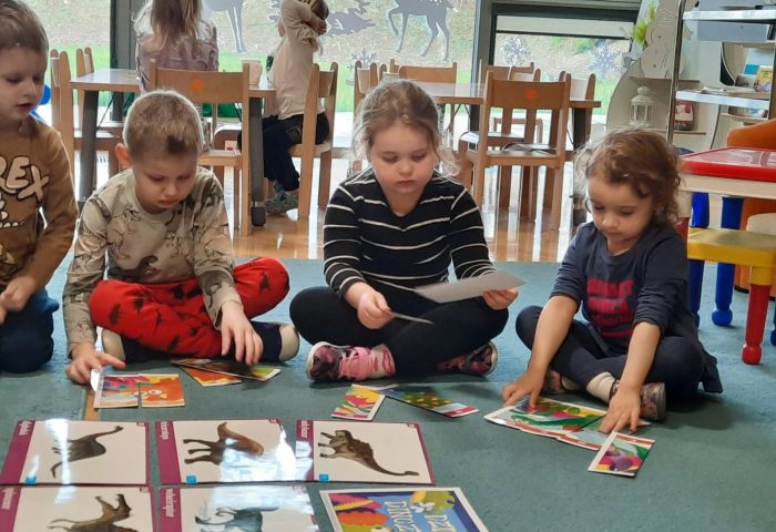Grupa II - Dzieci układają puzzle