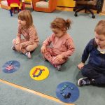Grupa II - Dzieci układają wzory z guzików