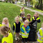 Grupa II - Dzieci zbierają śmieci