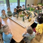 Grupa III - Dzieci oglądają dinozaury