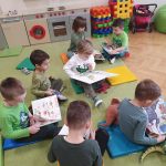 Grupa III - Dzieci oglądają książki z dinozaurami