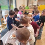 Grupa III - Dzieci podczas sadzenia roślin