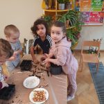 Grupa III - Dzieci sadzą cebulkę
