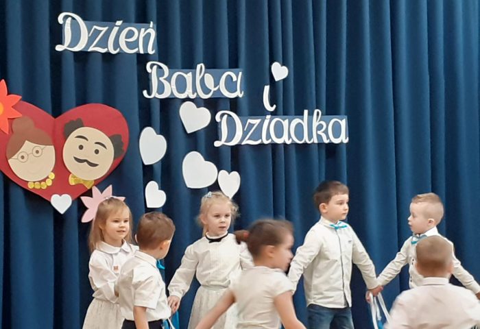 Grupa III - Dzieci tańczą na scenie