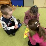 Grupa III - Dzieci układają rakietę z figur geometrycznych