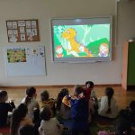 Grupa V - Dzieci oglądają prezentację o dinozaurach