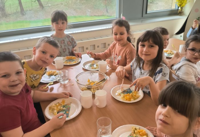 Grupa V - Dzieci jedzą przygotowaną sałatkę