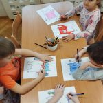 Grupa V - Dzieci kolorują obrazki potworków