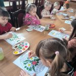 Grupa V - Dzieci malują pisanki w zalipiańskie wzory