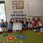 Grupa V - Dzieci stoją koło napisu Dzień Kolorowej Skarpetki