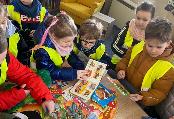 Grupa VI - Dzieci oglądają książki