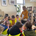 Grupa VI - Dzieci słuchają pogadanki na temat biblioteki