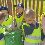 Grupa I - Dzieci segregują śmieci