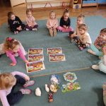 Grupa II - Dzieci na dywanie słuchają o wielkanocnych tradycjach