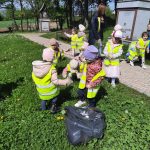 Grupa II - Dzieci sprzątają najbliższą okolicę