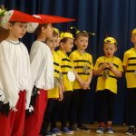Grupa IV - Dzieci w strojach bocianów i pszczółek