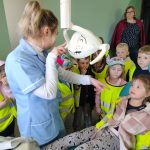Grupa IV -Dzieci zapoznają się ze sprzętami w gabinecie dentystycznym