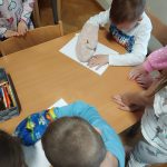Grupa V - Chłopcy w rękawicach kuchennych rysują domy