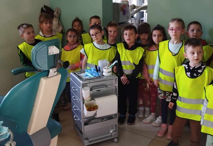 Grupa V - Dzieci stoją w gabinecie dentystycznym
