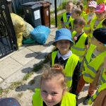 Grupa VI - Dzieci podczas spaceru utrwalają zasady segregacji odpadów
