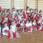 Grupa I i II - Zdjęcie dzieci z flagami Polski