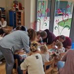 Grupa II - Dzieci wykonują pracę plastyczną z rodzicami